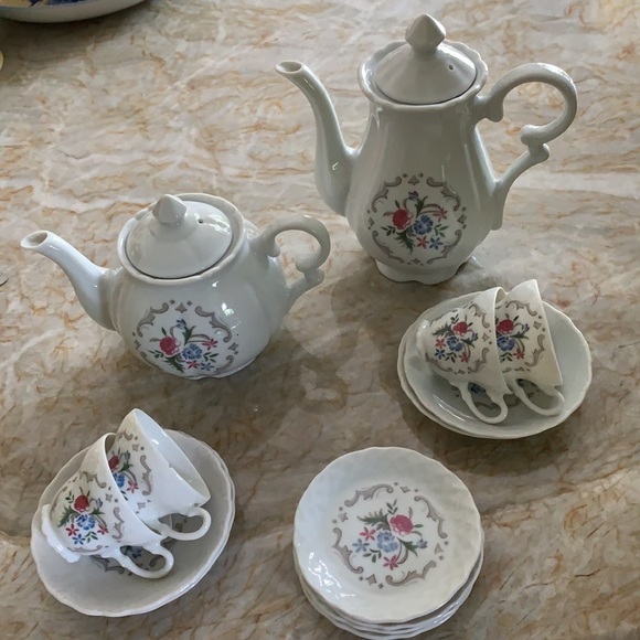 Vintage Summer Garden 16pc Children’s Tea Set - Picture 2 of 10